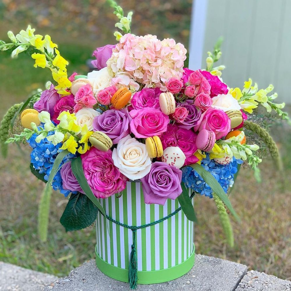 121420886_817683069034222_5920330952994544466_n Set of 3, Large Round Flower/Gift Boxes with Lids, Color Stripes Design | W935