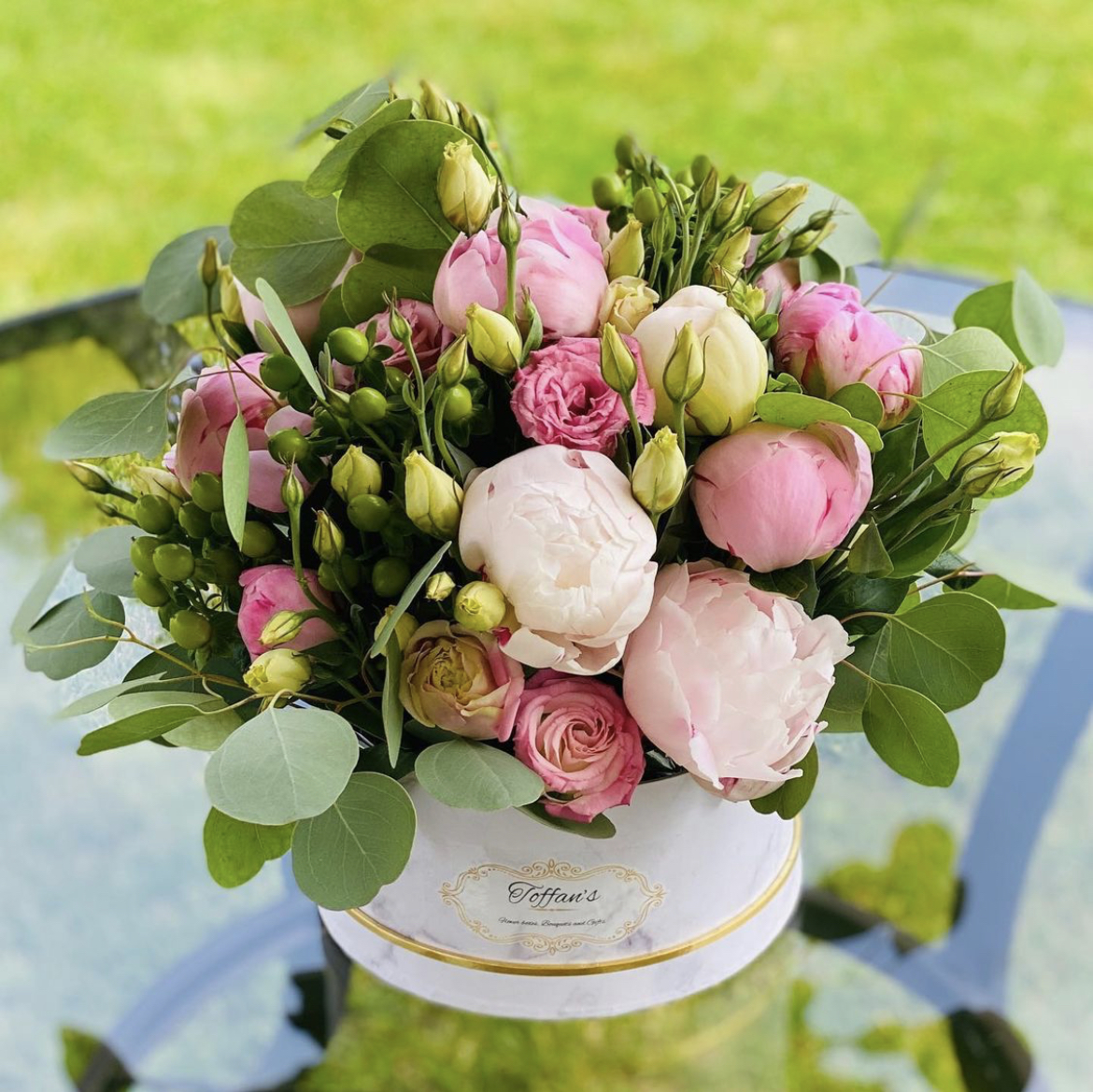 premium-quality-european-style-round-floral-flower-box-white-marble-with-golden-rim-w6705-10.jpg Set of 3, Round Flower/Gift Boxes - Black Marble/White Marble with Gold Rim | W670