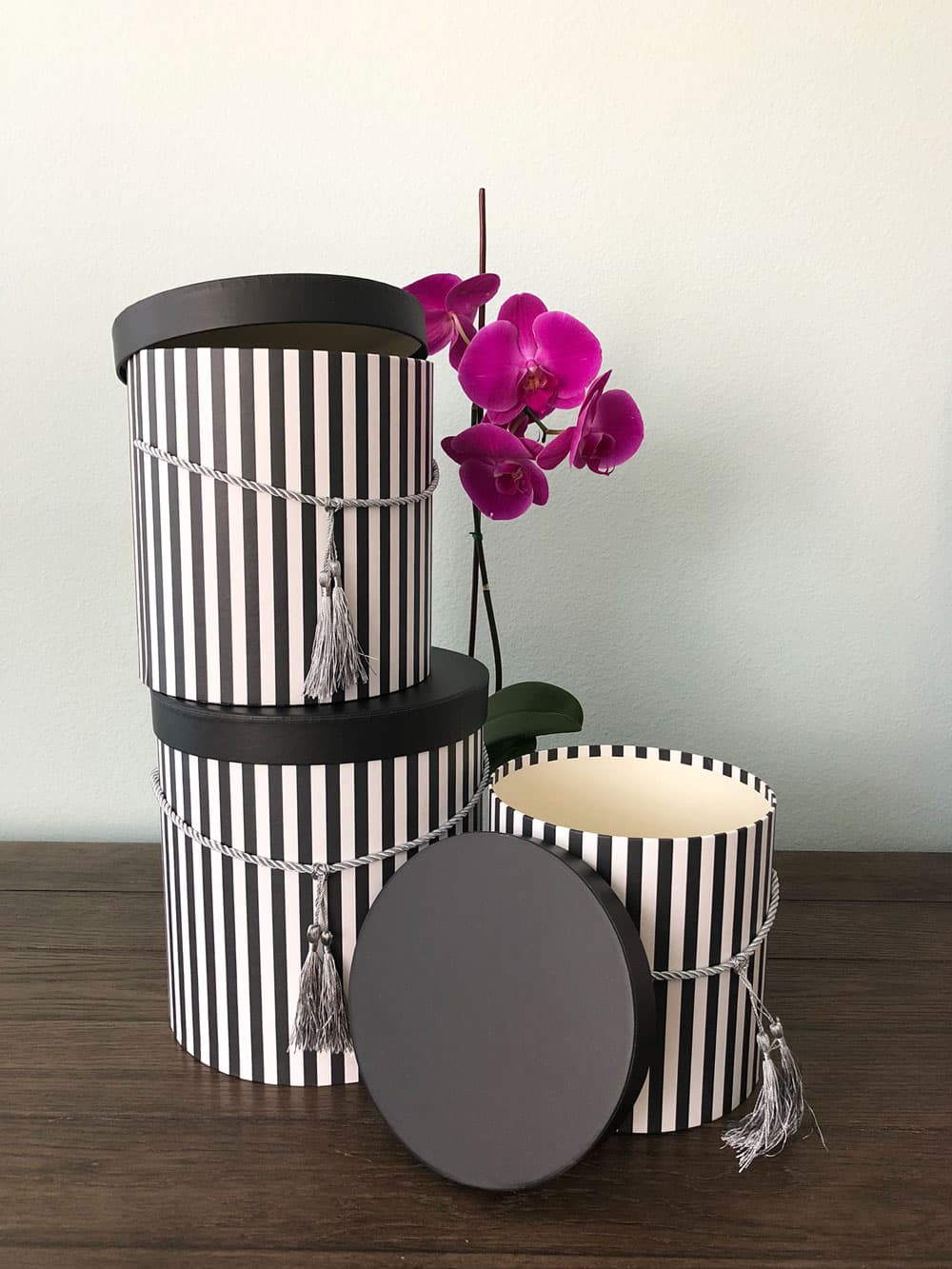 premium-quality-round-box-flower-gift-box-black-stripes-set-of-3-w9349-2.jpg